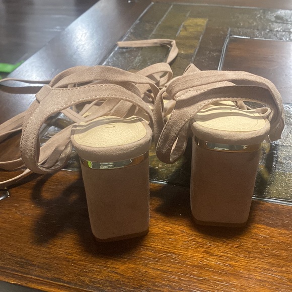 Size 7.5 strap up shoes. Tan slippers shoes in excellent condition worn once. - Picture 3 of 5